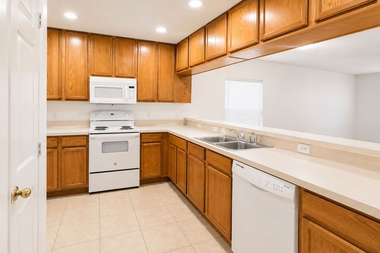 702 E Madison St - Photo 6 of 13
