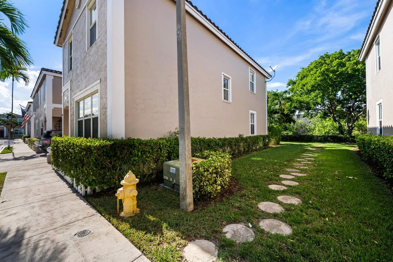 10565 Nw 57th Ct #NA - Photo 4 of 30