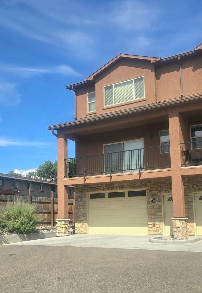 1558 Poplar Dr