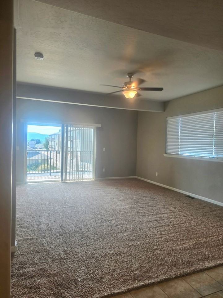 1558 Poplar Dr - Photo 4 of 16