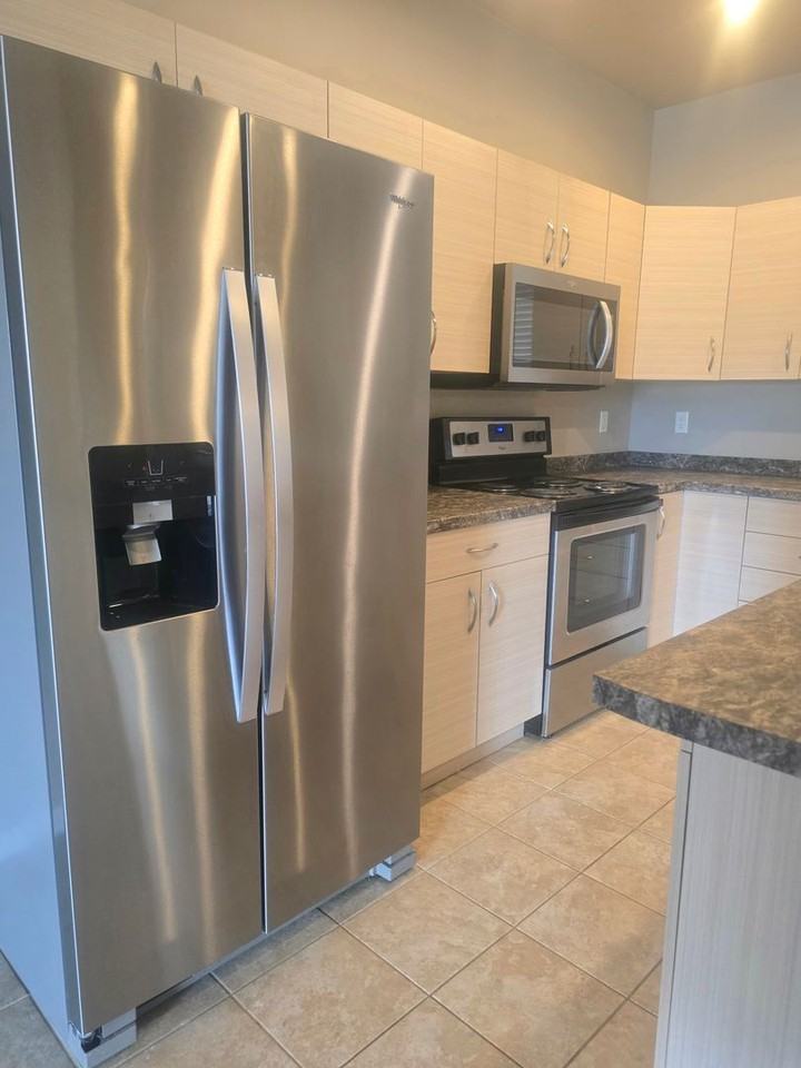 1558 Poplar Dr - Photo 5 of 16