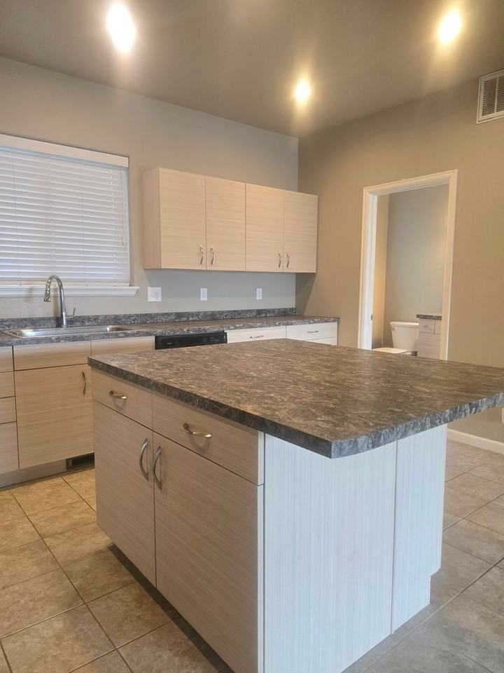 1558 Poplar Dr - Photo 6 of 16