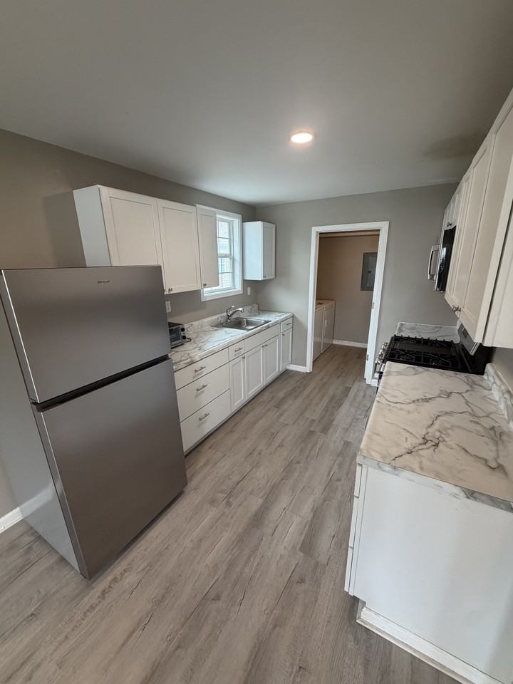 1404 Oakley St #1 - Photo 4 of 14