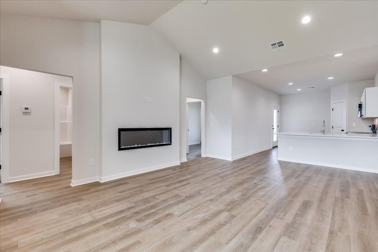 221 N Gowen St - Photo 4 of 20