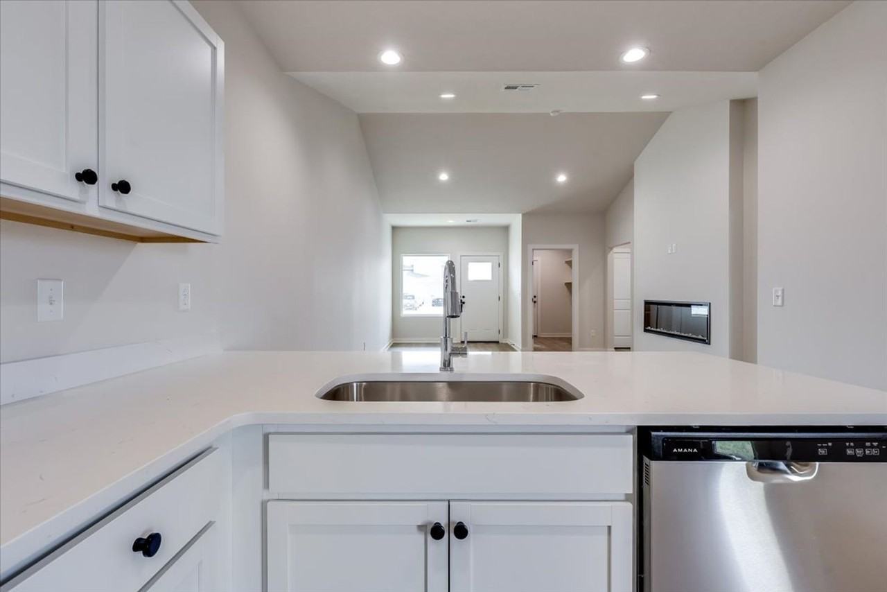 221 N Gowen St - Photo 7 of 20