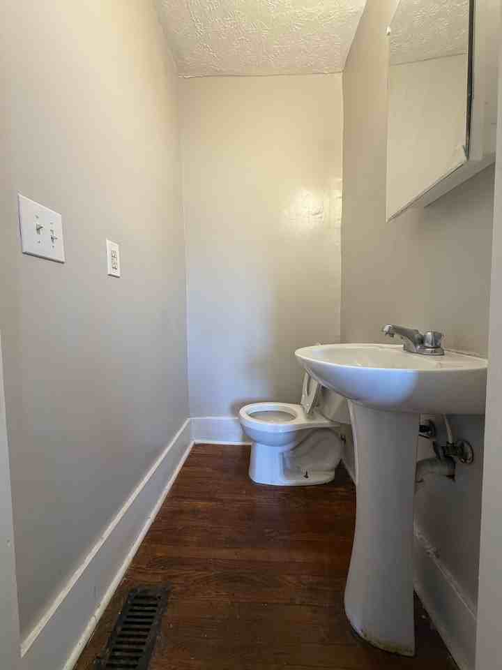 724 S 38th St #1 - Photo 4 of 10