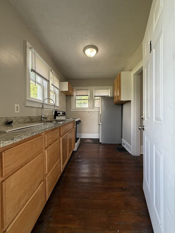 724 S 38th St #1 - Photo 5 of 10