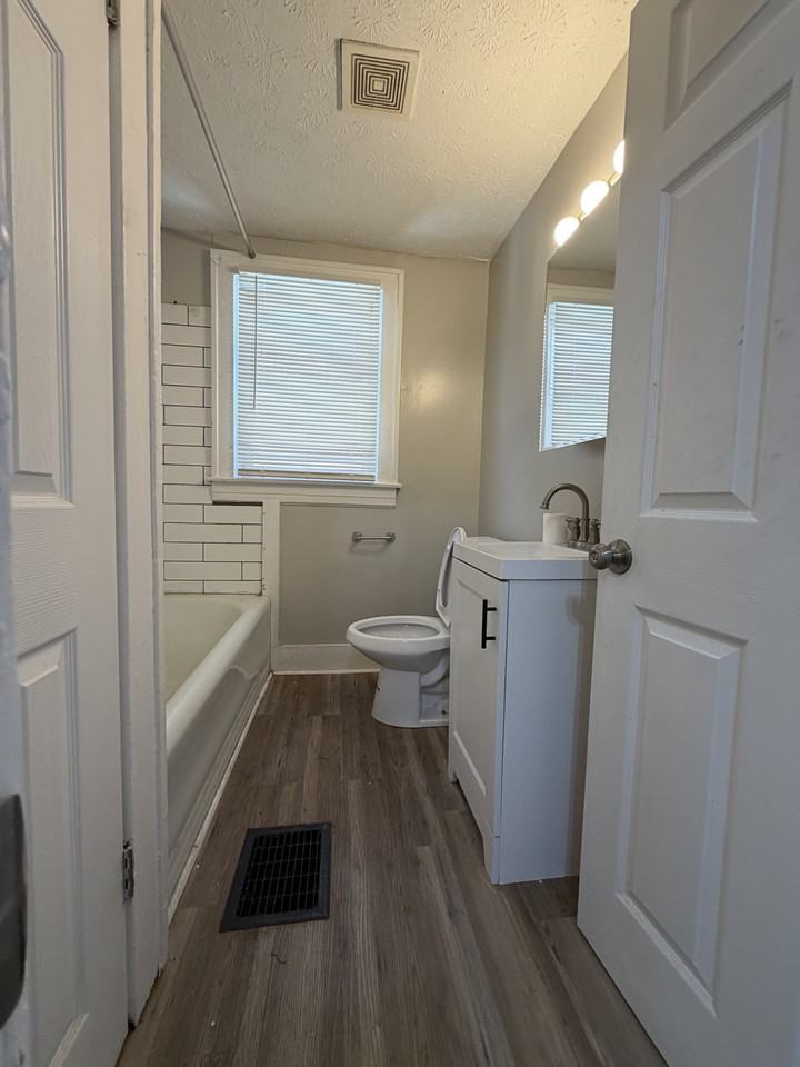724 S 38th St #1 - Photo 6 of 10