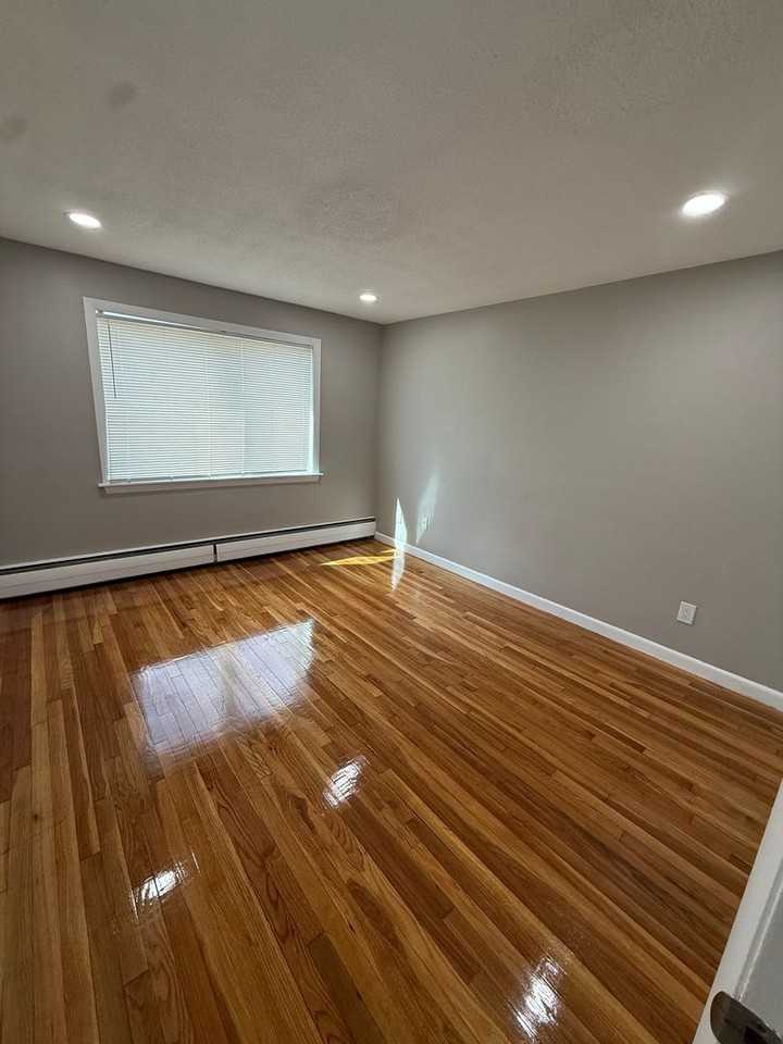 54 Evergreen St - Photo 4 of 8