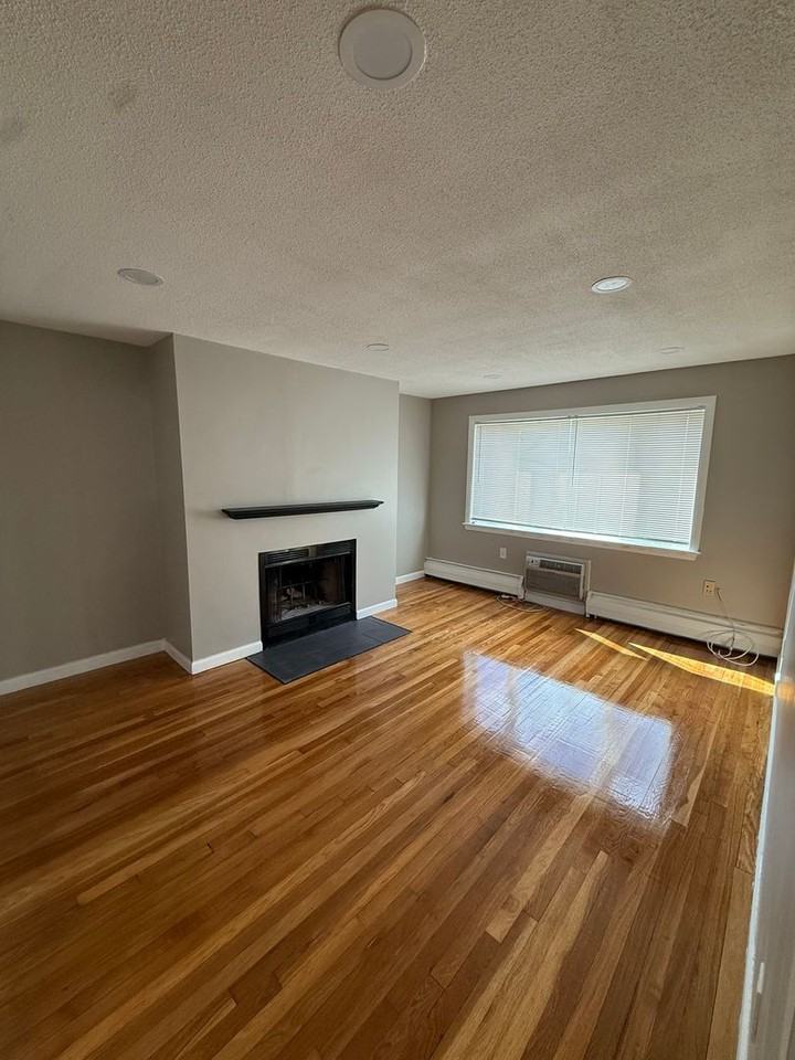 54 Evergreen St - Photo 5 of 8