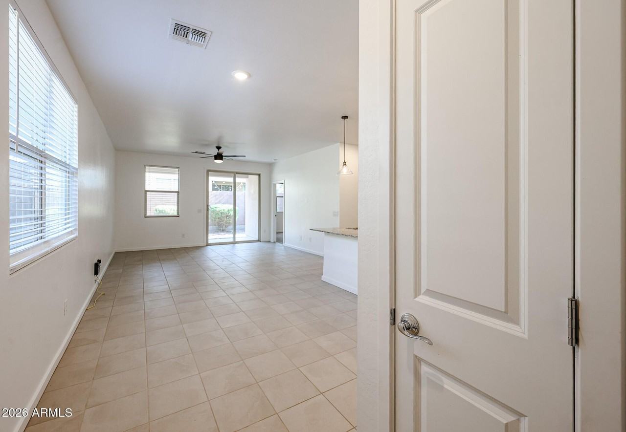 14220 W Willow Ave - Photo 3 of 33