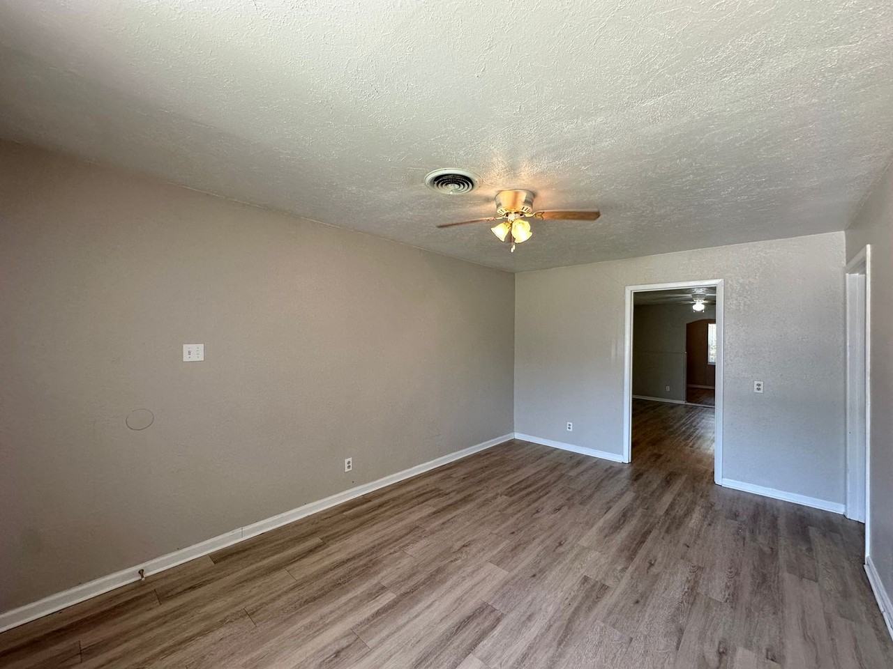708 Jefferis Ave - Photo 3 of 31