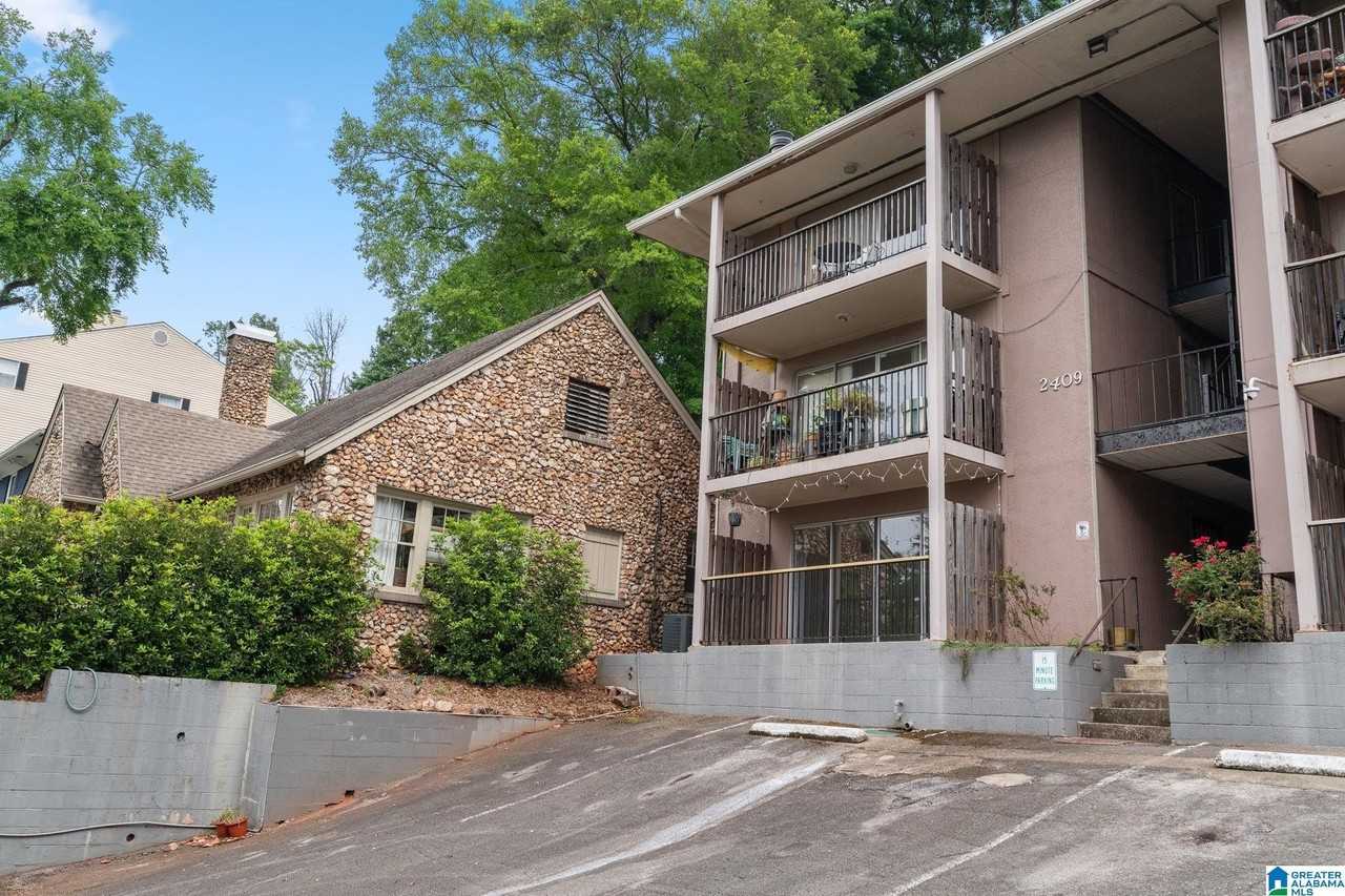 2409 Arlington Cres #D - Photo 6 of 36