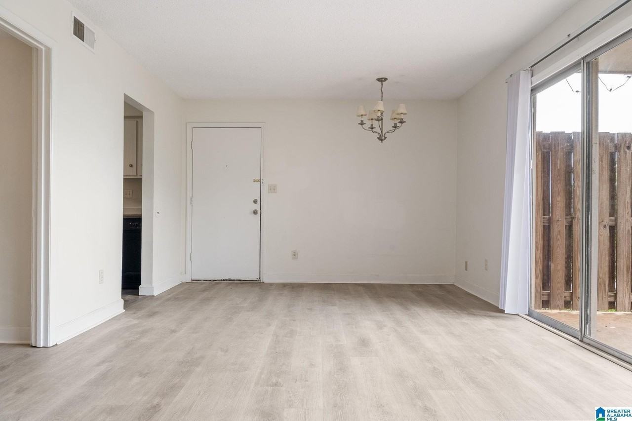 2409 Arlington Cres #D - Photo 7 of 36