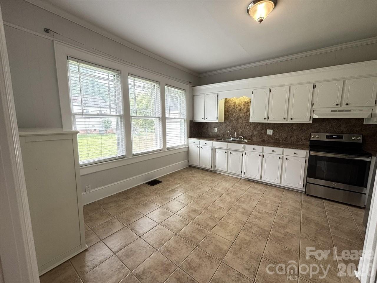 629 N Cedar St - Photo 4 of 16