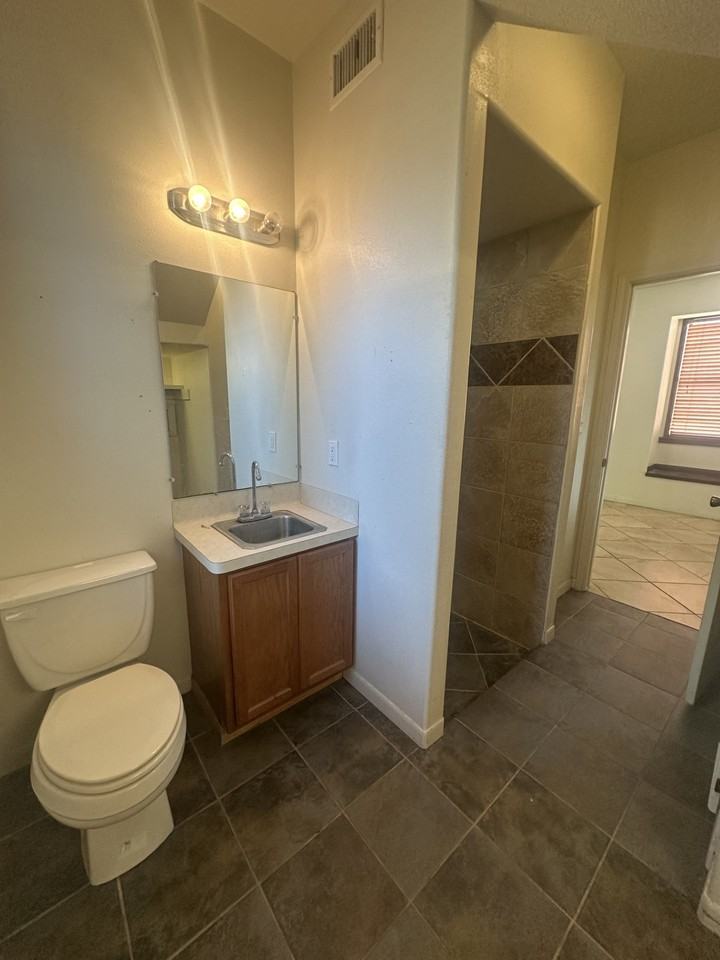 1214 E Alamo St #1 - Photo 4 of 21