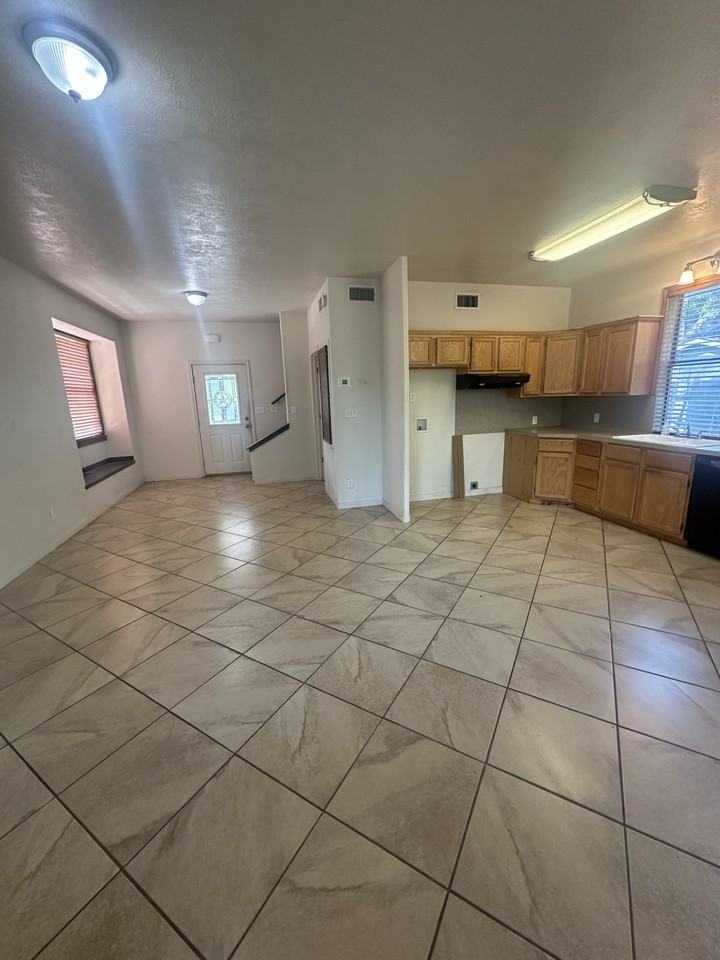 1214 E Alamo St #1 - Photo 6 of 21
