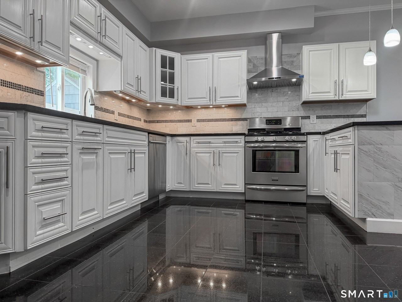 4 Newfield St #1stFL - Photo 2 of 18