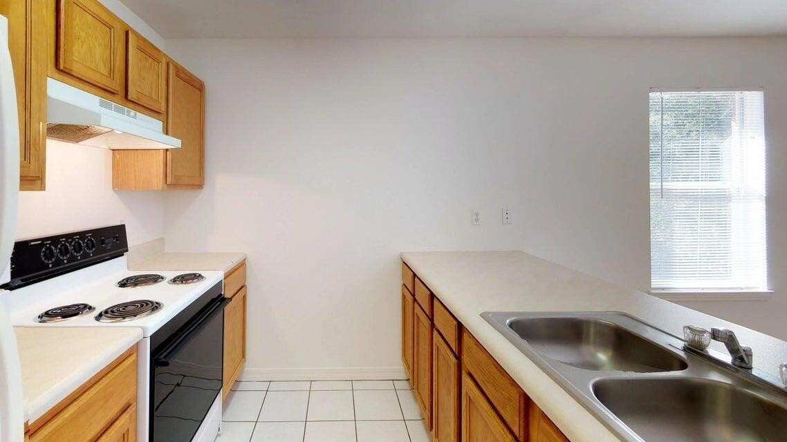 895 Silverwood #3 - Photo 4 of 11