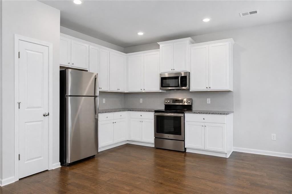 3370 Highbury Way - Photo 5 of 13