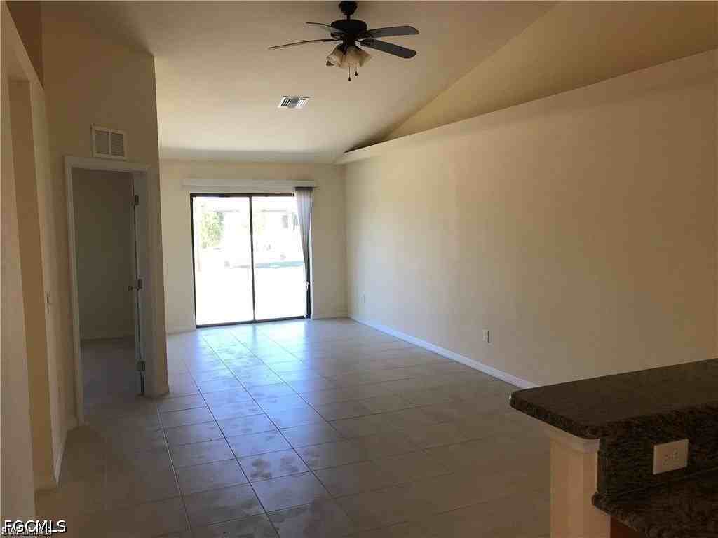 1020 Se 24th Ave - Photo 2 of 6