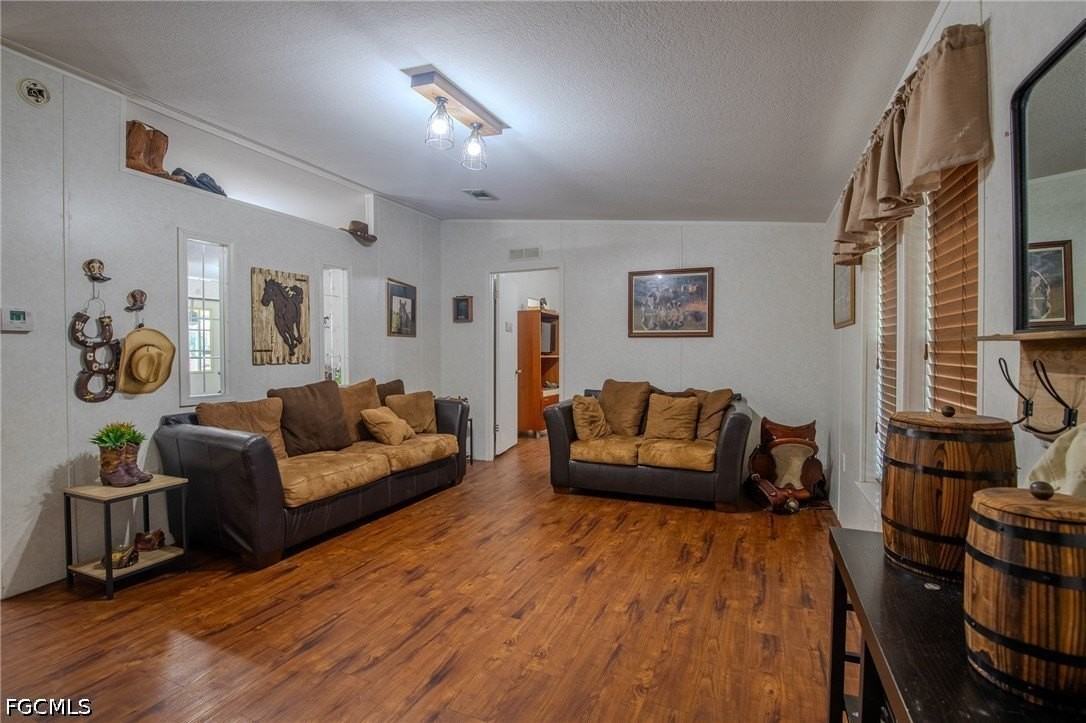 1205 Inverness Ave - Photo 7 of 33