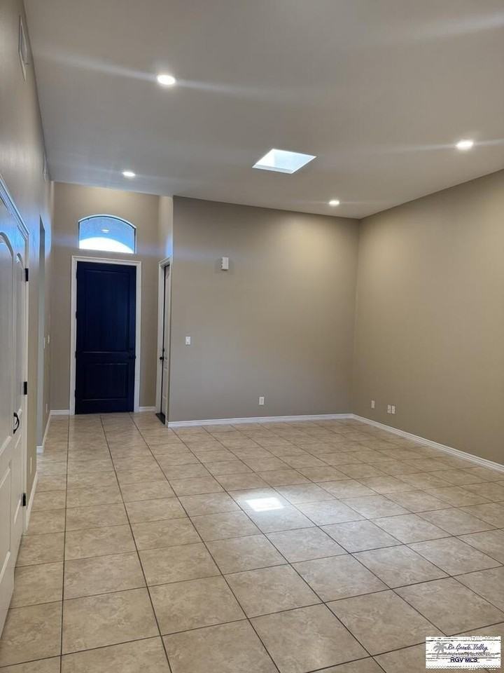 6713 Garden Woods Ave #B - Photo 4 of 22