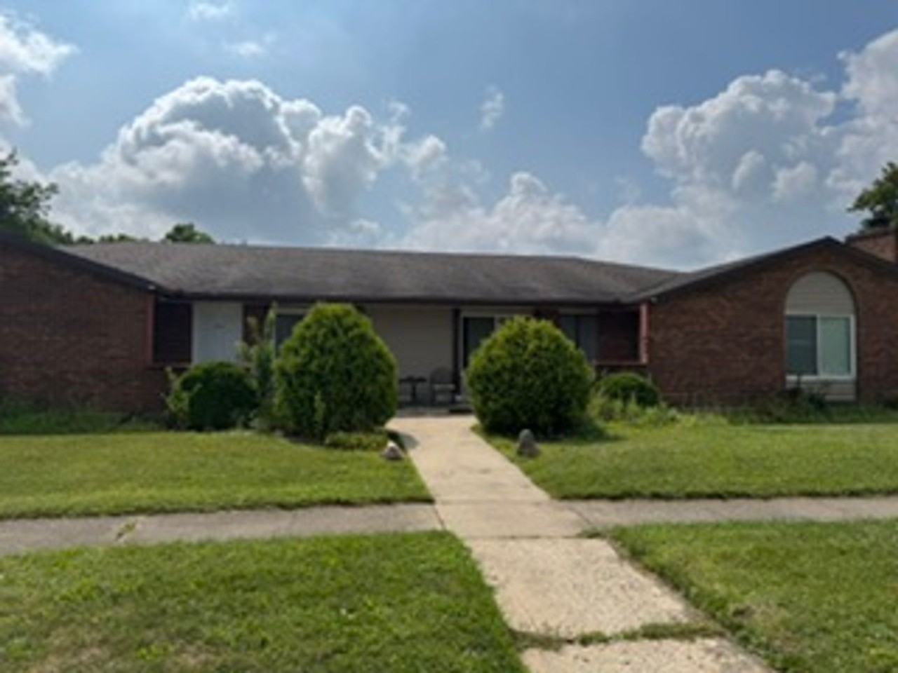 834 Sussex Pl - Photo 2 of 8