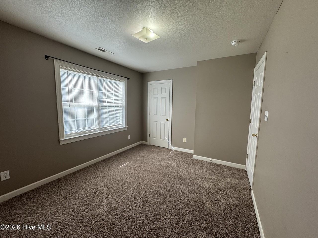 302 Streamwood Dr - Photo 4 of 10
