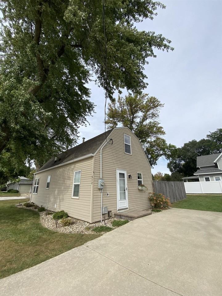 512 23rd St - Photo 2 of 20