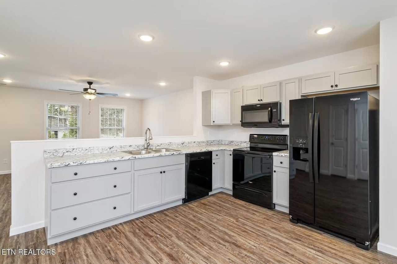 7306 Green Estates Way - Photo 4 of 19