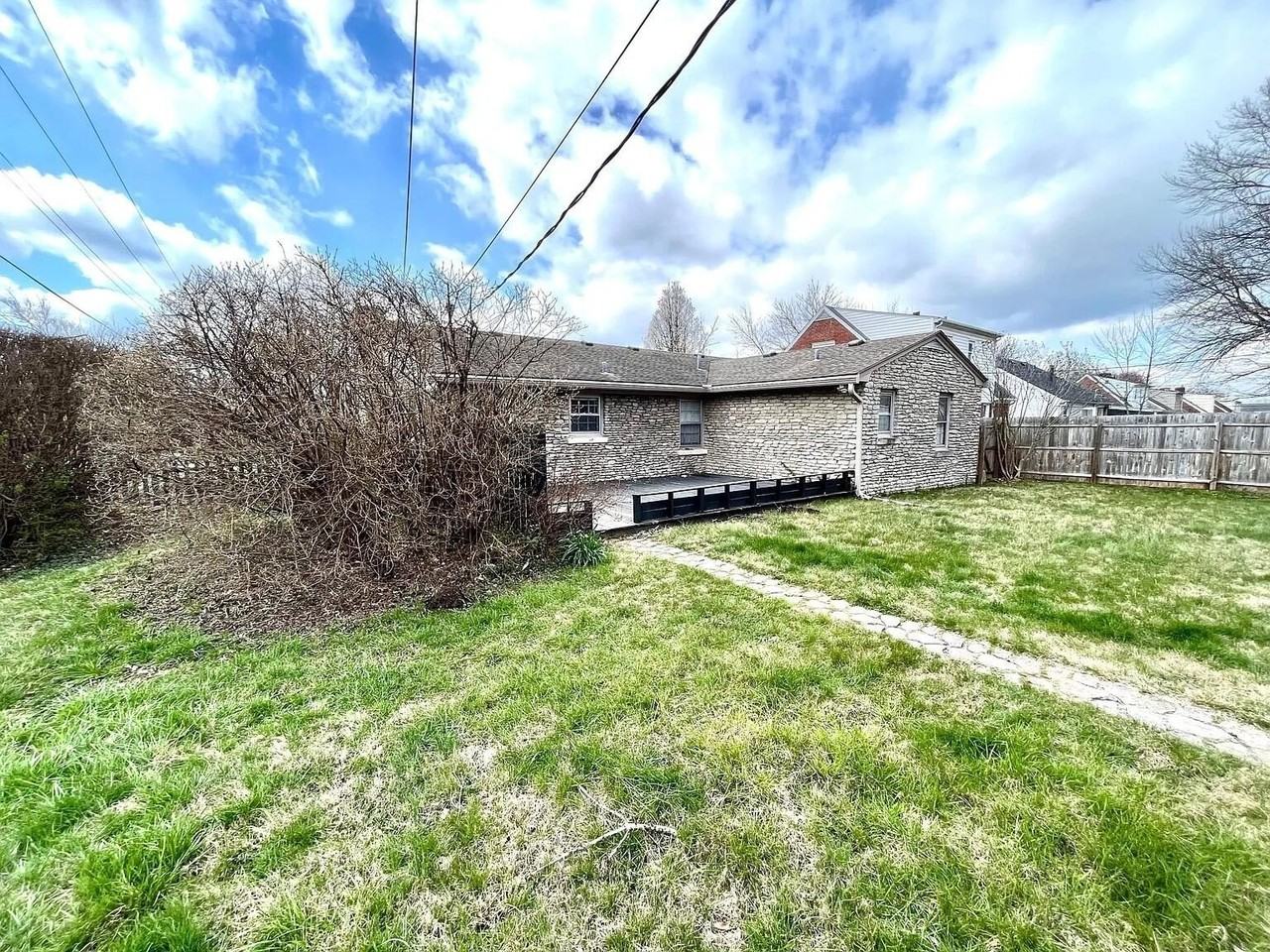 451 Bob O Link Dr - Photo 3 of 33