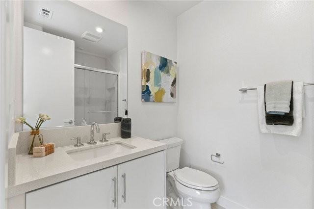 585 S Lyon St - Photo 2 of 8