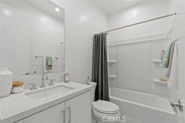 585 S Lyon St - Photo 4 of 8