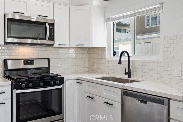3205 Bayside Dr - Photo 2 of 8