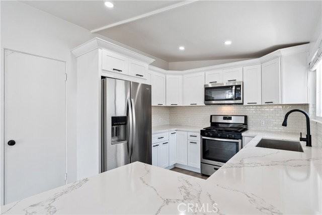 3205 Bayside Dr - Photo 3 of 8