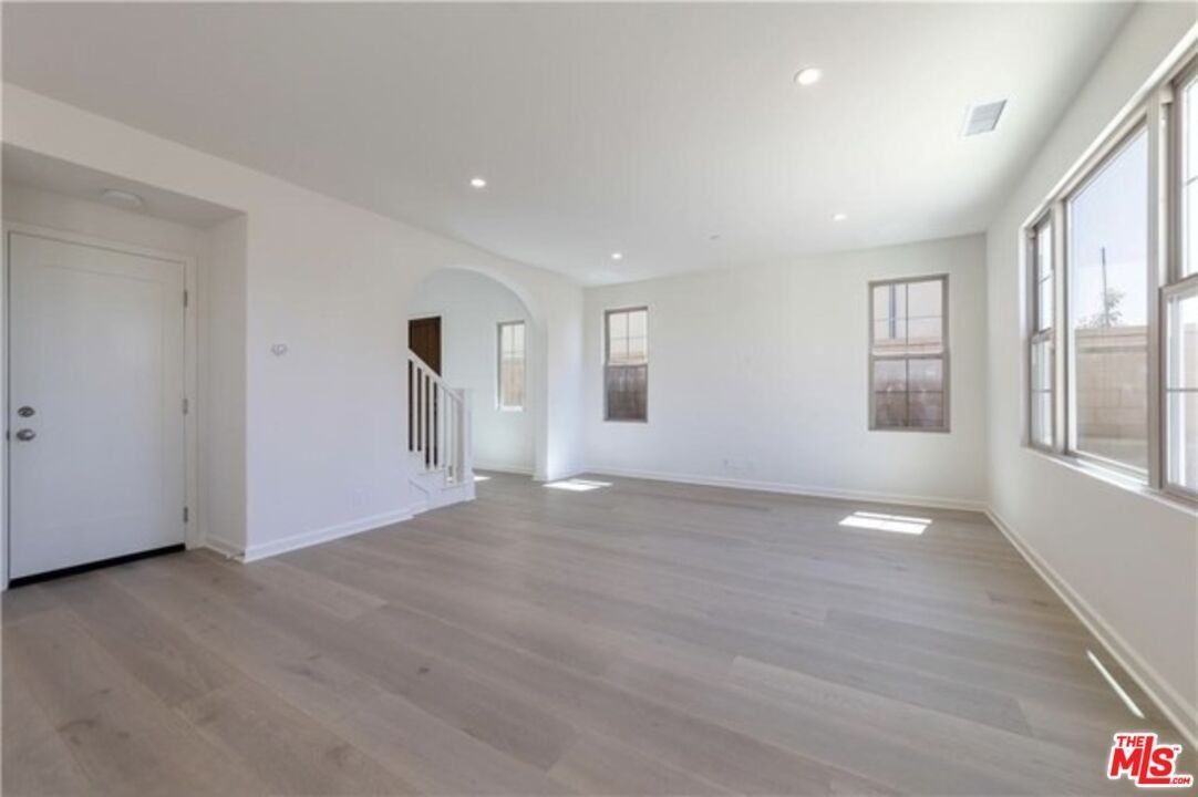 113 Escala - Photo 2 of 8
