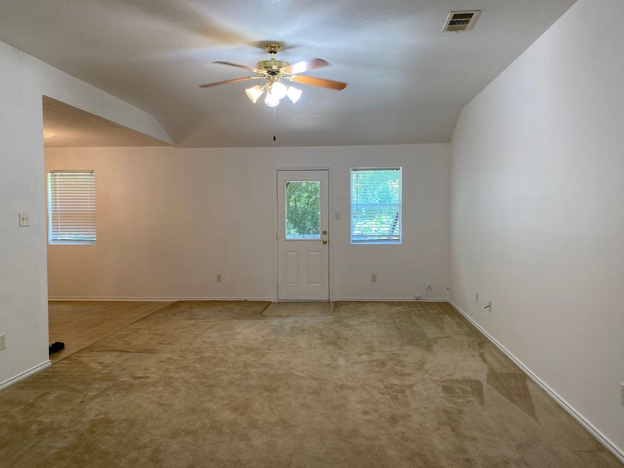 1809 Liberty Hill Dr - Photo 3 of 20