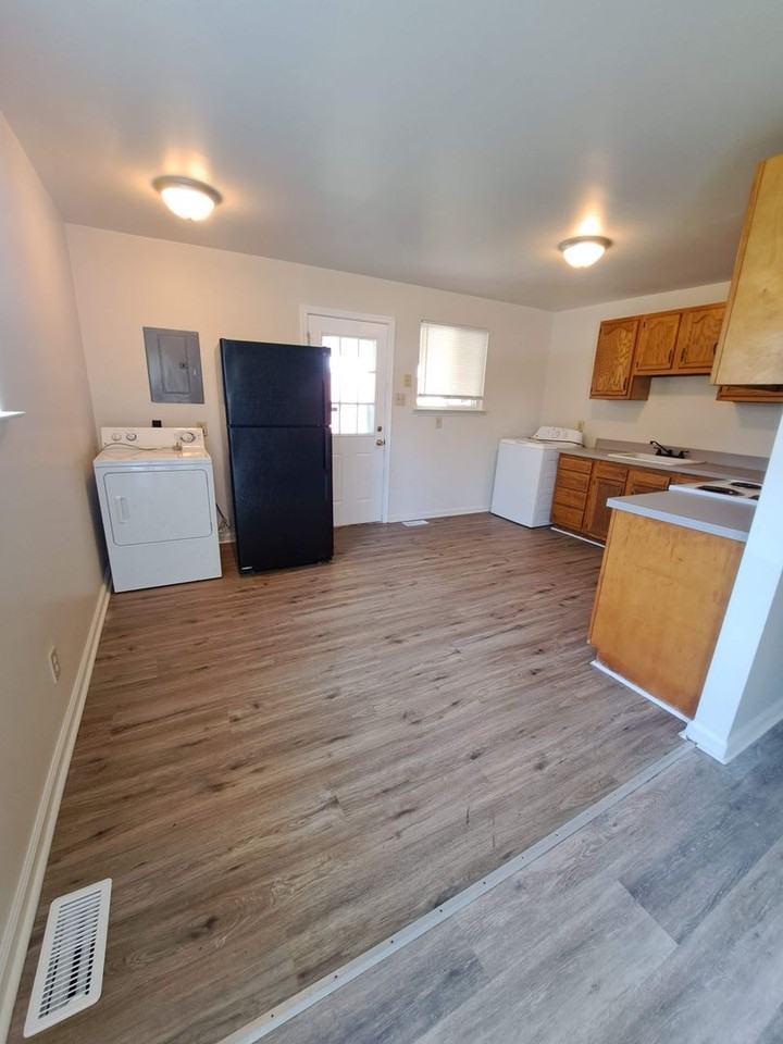 545 Mclean St - Photo 5 of 16