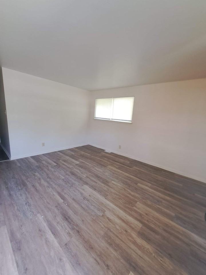 545 Mclean St - Photo 6 of 16