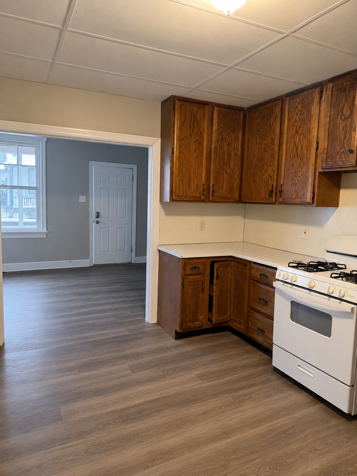 421 N Pitt St - Photo 5 of 12