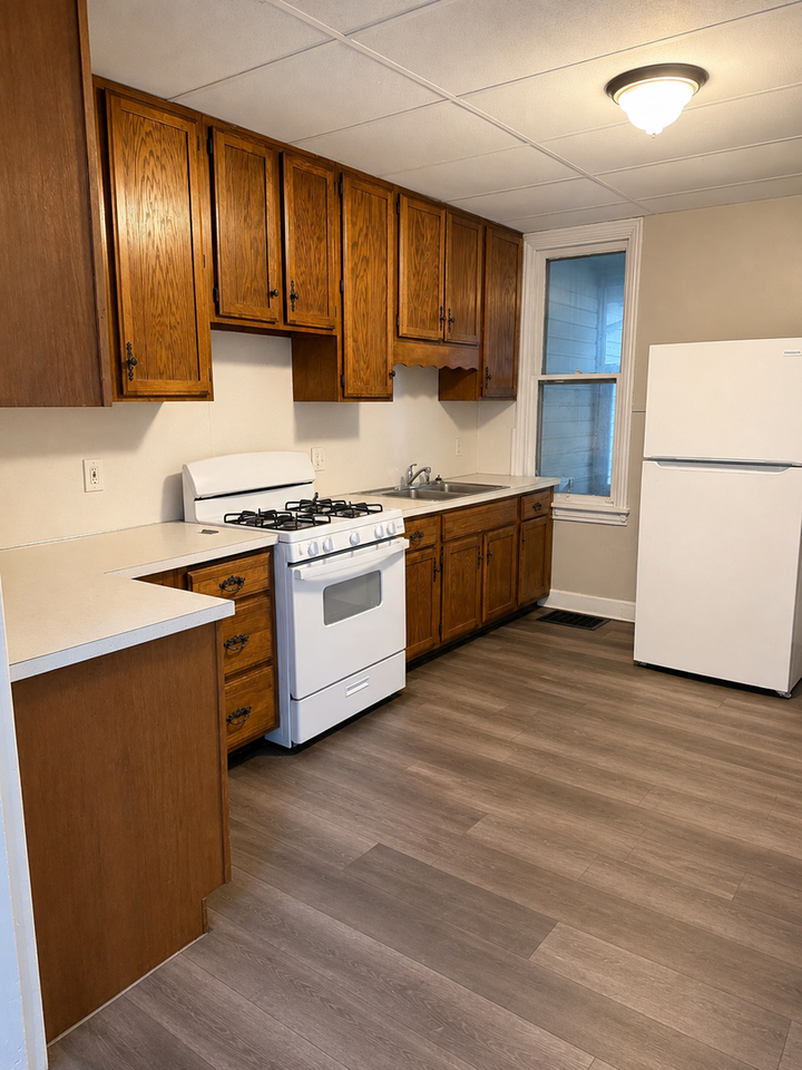 421 N Pitt St - Photo 6 of 12