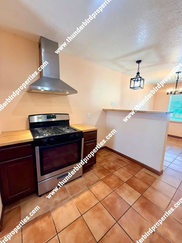 1307 San Mateo Blvd Se - Photo 2 of 23