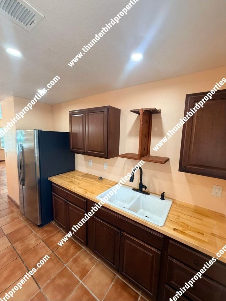 1307 San Mateo Blvd Se - Photo 5 of 23