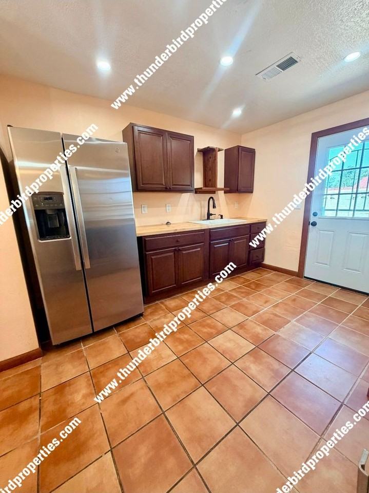 1307 San Mateo Blvd Se - Photo 6 of 23