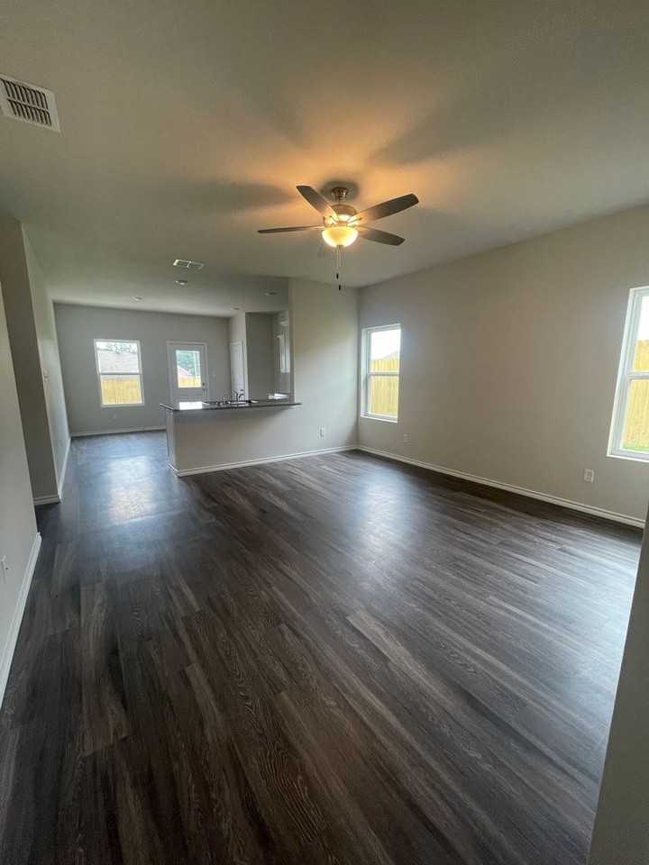 110 S Rainbow Dr - Photo 4 of 15