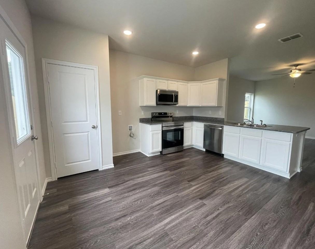 110 S Rainbow Dr - Photo 6 of 15