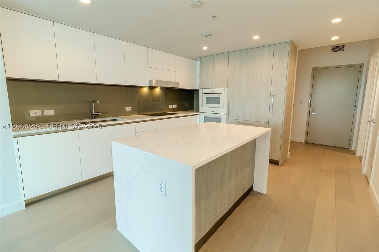 9221 E Bay Harbor Dr #307 - Photo 5 of 47