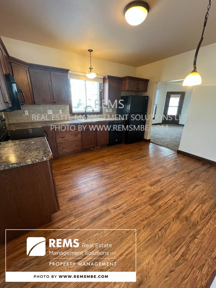 345 Laurel St #2 - Photo 4 of 12