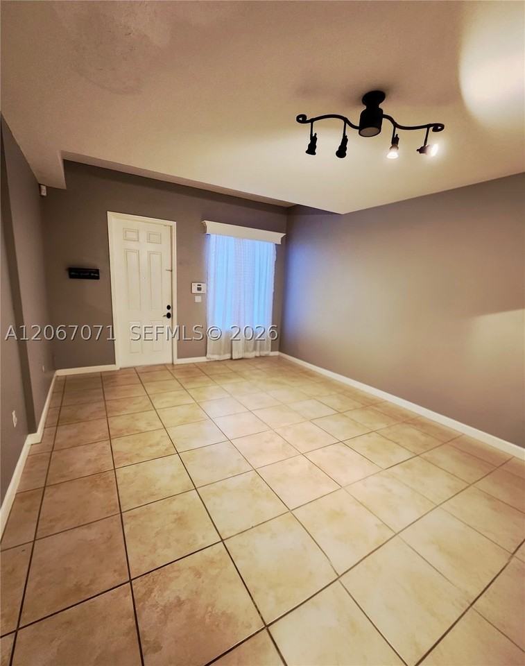 1067 Ne 41st Pl - Photo 2 of 13